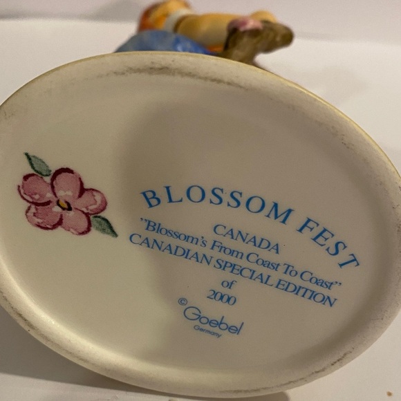 Charming blossom fest Figurine with Red and Blue Accents - Picture 2 of 3